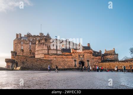 Édimbourg, Écosse - 22 janvier 2024 : la façade du château d'Édimbourg par une journée ensoleillée Banque D'Images