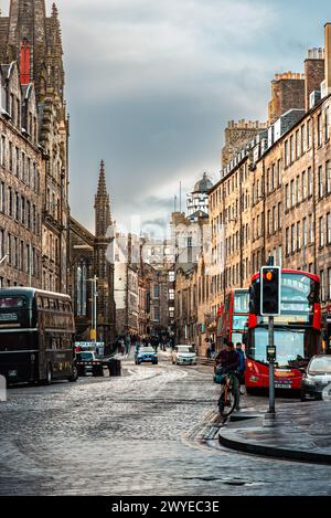 Edimbourg, Écosse - 22 janvier 2024 : la rue pavée de Lawnmarket, qui fait partie du célèbre Royal Mile dans la vieille ville d'Edimbourg Banque D'Images