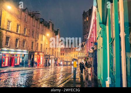 Edimbourg, Écosse - 22 janvier 2024 : Victoria Street la nuit, avec des lumières reflétées sur la route après la pluie Banque D'Images