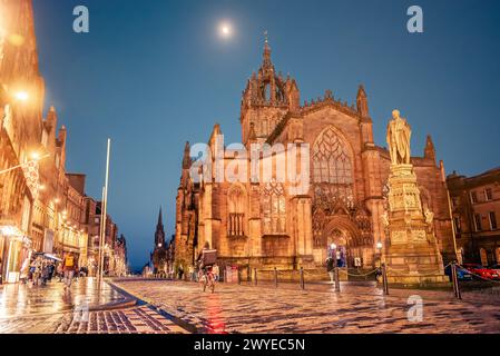 Edimbourg, Écosse - 22 janvier 2024 : Cathédrale St Giles (le High Kirk of Scotland) la nuit sous la lune Banque D'Images