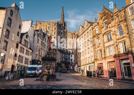 Edimbourg, Écosse - 22 janvier 2024 : vieux bâtiments par une journée ensoleillée à l'intersection de West Bow et Grassmarket Banque D'Images