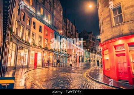 Edimbourg, Écosse - 22 janvier 2024 : une vue nocturne de Victoria Street colorée avec des lumières reflétées sur la route après les précipitations Banque D'Images