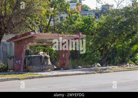 Arrêt de bus endommagé et sale à la Havane, Cuba Banque D'Images