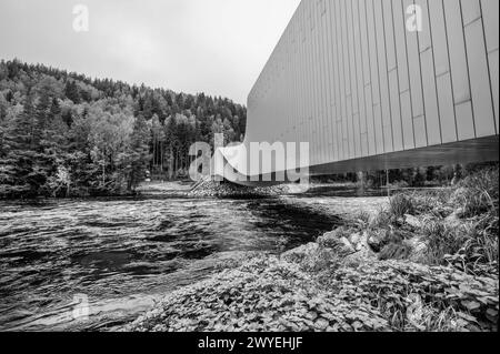 Le Twist in Kistefos industriel, parc de sculptures d'art contemporain dans l'usine de pâte de bois, usine hydroélectrique, rivière Randselva, Jevnaker, Akershus, Norvège Banque D'Images