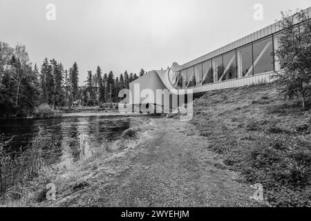 Le Twist in Kistefos industriel, parc de sculptures d'art contemporain dans l'usine de pâte de bois, usine hydroélectrique, rivière Randselva, Jevnaker, Akershus, Norvège Banque D'Images