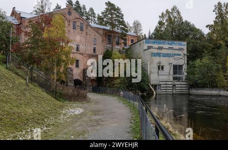 Musée d'art industriel et contemporain de Kistefos, parc de sculptures dans une usine de pâte de bois, centrale hydroélectrique sur la rivière Randselva, Jevnaker, Akershus, Norvège Banque D'Images