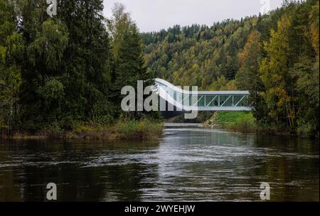 Le Twist in Kistefos industriel, parc de sculptures d'art contemporain dans l'usine de pâte de bois, usine hydroélectrique, rivière Randselva, Jevnaker, Akershus, Norvège Banque D'Images