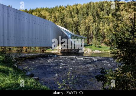 Le Twist in Kistefos industriel, parc de sculptures d'art contemporain dans l'usine de pâte de bois, usine hydroélectrique, rivière Randselva, Jevnaker, Akershus, Norvège Banque D'Images