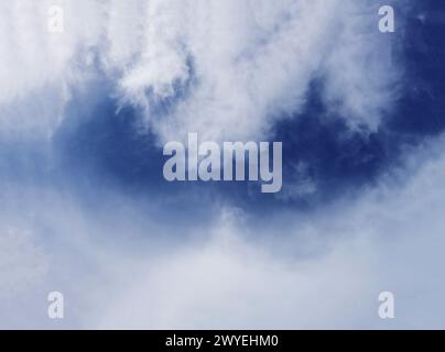 Plein cadre de la vue à faible angle des nuages de couleur blanche avec un ciel bleu. Banque D'Images