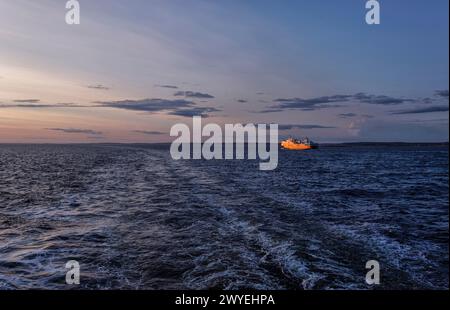 Coucher de soleil sur la route du ferry de la mer de Skagerrak de Stromstad Suède à Sandefjord, Norvège à travers les parcs nationaux de Faerder et Ytre Hvaler Banque D'Images