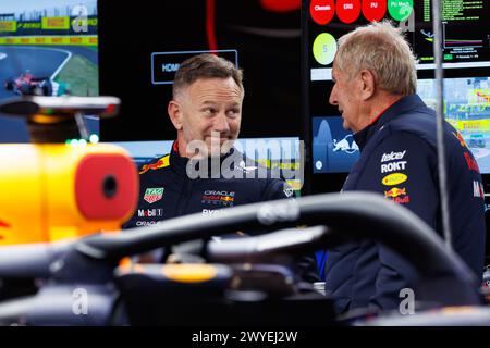 Suzuka, Japon. 05th Apr, 2024. SUZUKA, Japon, 5. Avril 2024 : Christian Horner, directeur de Red Bull Racing et Dr Helmut Marko, directeur de Red Bull F1 et responsable du programme de développement des pilotes de Red Bull lors du Grand Prix de formule 1 DU JAPON 2024. Circuit du Grand Prix DE SUZUKA, formule 1 - redevable image, photo et copyright © Mark PETERSON/ATP images (PETERSON Mark /ATP/SPP) crédit : SPP Sport Press photo. /Alamy Live News Banque D'Images