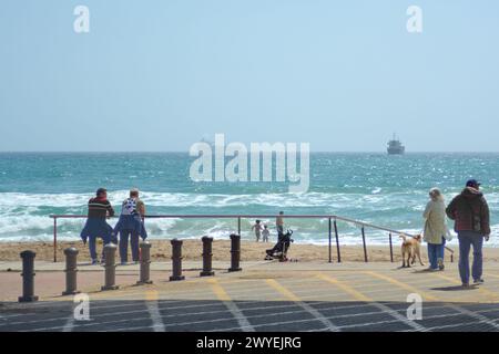 Tarragone, Espagne - 6 avril 2024 : vue sur la promenade de Tarragone avec les gens profitant d'une journée ensoleillée. Banque D'Images