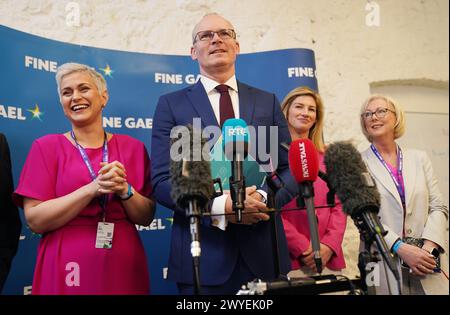 Ministre de l'entreprise Simon Coveney avec les candidates aux élections européennes du Fine Gael Nina Carberry (deuxième à droite), Maria Walsh (à gauche) et Regina Doherty au 82e Fine Gael Ard Fheis à l'Université de Galway. Date de la photo : samedi 6 avril 2024. Banque D'Images