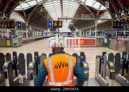Londres, Royaume-Uni. 6 avril 2024. Une gare de Paddington complètement vide sans trains en circulation. Il y a des trains pour Heathrow sur le Heathrow Express mais pas de trains de grande ligne. Perturbation à Paddington en raison de l'action industrielle des membres d'Aslef à Avanti West Coast, et des trains exploités par GWR. L'action syndicale de certaines compagnies ferroviaires signifie que de nombreuses personnes essayant de s'échapper pour leurs vacances de Pâques seront touchées. Crédit : Mark Thomas/Alamy Live News Banque D'Images