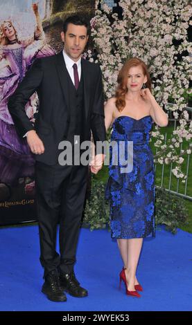 Sacha Baron Cohen et Isla Fisher séparent Sacha Baron Cohen et Isla Fisher lors de l'avant-première du film européen Alice Through the Looking Glass, cinéma Odeon Leicester Square, Leicester Square, Londres, Angleterre, Royaume-Uni, le mardi 10 mai 2016. CAP/CAN/Londres Royaume-Uni Copyright : xCanxNguyen/CapitalxPicturesx Banque D'Images