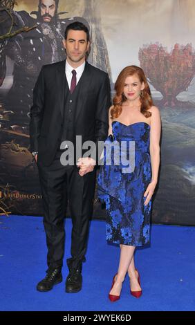 Sacha Baron Cohen et Isla Fisher séparent Sacha Baron Cohen et Isla Fisher lors de l'avant-première du film européen Alice Through the Looking Glass, cinéma Odeon Leicester Square, Leicester Square, Londres, Angleterre, Royaume-Uni, le mardi 10 mai 2016. CAP/CAN/Londres Royaume-Uni Copyright : xCanxNguyen/CapitalxPicturesx Banque D'Images