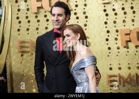 (FILE) Isla Fisher annonce le divorce de Sacha Baron Cohen après 13 ans de mariage. Fisher a annoncé la nouvelle le vendredi 5 avril 2024 dans un message personnel partagé à son histoire Instagram. LOS ANGELES, CALIFORNIE, États-Unis - 22 SEPTEMBRE : le comédien, acteur, écrivain et producteur anglais Sacha Baron Cohen et son épouse/actrice australienne Isla Fisher arrivent à la 71e cérémonie annuelle Primetime Emmy Awards qui se tient au Microsoft Theater L.A. Live le 22 septembre 2019 à Los Angeles, Californie, États-Unis. (Photo de Xavier Collin/image Press Agency) Banque D'Images