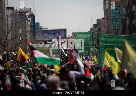 Téhéran, Téhéran, Iran. 5 avril 2024. Les Iraniens assistent à un rassemblement annuel pour marquer la Journée de Qods, ou Journée de Jérusalem, pour soutenir les Palestiniens à Téhéran, Iran, vendredi 5 avril 2024. Lors du rassemblement à Téhéran, des milliers de personnes ont assisté à un cortège funèbre pour les sept membres de la Garde révolutionnaire tués dans une frappe aérienne largement attribuée à Israël qui a détruit lundi le consulat iranien dans la capitale syrienne. (Crédit image : © Sobhan Farajvan/Pacific Press via ZUMA Press Wire) USAGE ÉDITORIAL SEULEMENT! Non destiné à UN USAGE commercial ! Crédit : ZUMA Press, Inc/Alamy Live News Banque D'Images