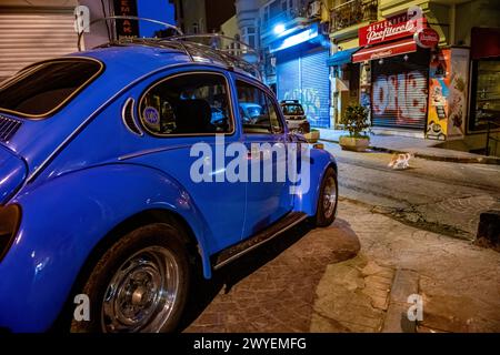 Une Coccinelle Volkswagen lilas dans les rues de la vieille ville d'Istanbul, en Turquie Banque D'Images