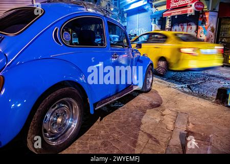 Une Coccinelle Volkswagen lilas dans les rues de la vieille ville d'Istanbul, en Turquie Banque D'Images