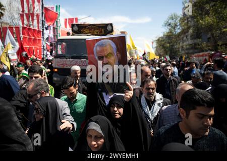 Téhéran, Téhéran, Iran. 5 avril 2024. Une femme tient un portrait de Qasem Soleimani lors d'un rassemblement annuel pour marquer la Journée de Qods, ou Journée de Jérusalem, en soutien aux Palestiniens, à Téhéran, Iran, vendredi 5 avril, 2024. lors du rassemblement à Téhéran, des milliers de personnes ont assisté à un cortège funèbre pour les sept membres des Gardiens de la révolution tués dans une frappe aérienne largement attribuée à Israël qui a détruit lundi le consulat iranien dans la capitale syrienne. (Crédit image : © Sobhan Farajvan/Pacific Press via ZUMA Press Wire) USAGE ÉDITORIAL SEULEMENT! Non destiné à UN USAGE commercial ! Crédit : ZUMA Press, Inc/Alamy Live News Banque D'Images