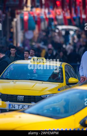 Taxis bloqués dans la circulation dense parmi la foule dans le centre d'Istanbul Banque D'Images