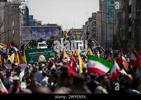 Téhéran, Téhéran, Iran. 5 avril 2024. Les Iraniens assistent à un rassemblement annuel pour marquer la Journée de Qods, ou Journée de Jérusalem, pour soutenir les Palestiniens à Téhéran, Iran, vendredi 5 avril 2024. Lors du rassemblement à Téhéran, des milliers de personnes ont assisté à un cortège funèbre pour les sept membres de la Garde révolutionnaire tués dans une frappe aérienne largement attribuée à Israël qui a détruit lundi le consulat iranien dans la capitale syrienne. (Crédit image : © Sobhan Farajvan/Pacific Press via ZUMA Press Wire) USAGE ÉDITORIAL SEULEMENT! Non destiné à UN USAGE commercial ! Crédit : ZUMA Press, Inc/Alamy Live News Banque D'Images