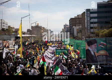 Téhéran, Téhéran, Iran. 5 avril 2024. Les Iraniens assistent à un rassemblement annuel pour marquer la Journée de Qods, ou Journée de Jérusalem, pour soutenir les Palestiniens à Téhéran, Iran, vendredi 5 avril 2024. Lors du rassemblement à Téhéran, des milliers de personnes ont assisté à un cortège funèbre pour les sept membres de la Garde révolutionnaire tués dans une frappe aérienne largement attribuée à Israël qui a détruit lundi le consulat iranien dans la capitale syrienne. (Crédit image : © Sobhan Farajvan/Pacific Press via ZUMA Press Wire) USAGE ÉDITORIAL SEULEMENT! Non destiné à UN USAGE commercial ! Crédit : ZUMA Press, Inc/Alamy Live News Banque D'Images