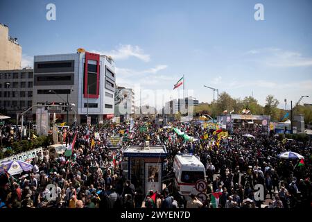 Téhéran, Téhéran, Iran. 5 avril 2024. Les Iraniens assistent à un rassemblement annuel pour marquer la Journée de Qods, ou Journée de Jérusalem, pour soutenir les Palestiniens à Téhéran, Iran, vendredi 5 avril 2024. Lors du rassemblement à Téhéran, des milliers de personnes ont assisté à un cortège funèbre pour les sept membres de la Garde révolutionnaire tués dans une frappe aérienne largement attribuée à Israël qui a détruit lundi le consulat iranien dans la capitale syrienne. (Crédit image : © Sobhan Farajvan/Pacific Press via ZUMA Press Wire) USAGE ÉDITORIAL SEULEMENT! Non destiné à UN USAGE commercial ! Crédit : ZUMA Press, Inc/Alamy Live News Banque D'Images