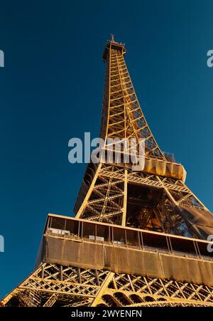 Vue en regardant la Tour Eiffel au coucher du soleil pendant l'heure d'Or, Paris, France Banque D'Images