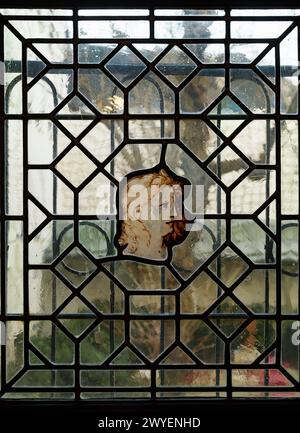 Détail d'Un vitrail de la tête d'Une femme sur l'escalier de la Maison Victor Hugo, place des Vosges, Paris, France Banque D'Images