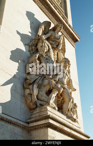 Sculpture en pierre sculptée par Antoine Etex appelé la résistance sur la façade occidentale de l'Arc de Triomphe, Paris, France Banque D'Images