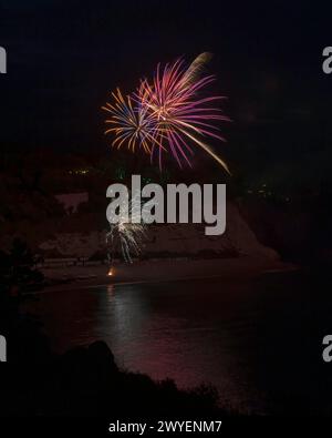 Un feu d'artifice sur la plage de Beer, Devon, Angleterre, Royaume-Uni, fait partie de la Beer Regatta vue depuis Arrats Hill Banque D'Images