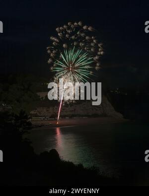 Un feu d'artifice sur la plage de Beer, Devon, Angleterre, Royaume-Uni, fait partie de la Beer Regatta vue depuis Arrats Hill Banque D'Images