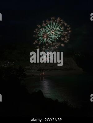 Un feu d'artifice sur la plage de Beer, Devon, Angleterre, Royaume-Uni, fait partie de la Beer Regatta vue depuis Arrats Hill Banque D'Images