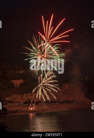 Un feu d'artifice sur la plage de Beer, Devon, Angleterre, Royaume-Uni, fait partie de la Beer Regatta vue depuis Arrats Hill Banque D'Images