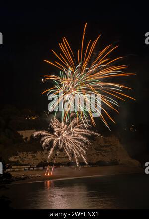 Un feu d'artifice sur la plage de Beer, Devon, Angleterre, Royaume-Uni, fait partie de la Beer Regatta vue depuis Arrats Hill Banque D'Images