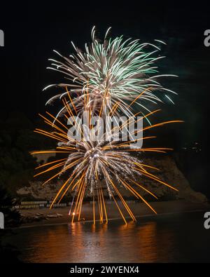 Un feu d'artifice sur la plage de Beer, Devon, Angleterre, Royaume-Uni, fait partie de la Beer Regatta vue depuis Arrats Hill Banque D'Images