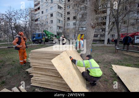 KHARKIV, UKRAINE - 6 AVRIL 2024 - des panneaux de particules sont utilisés pour sceller les fenêtres brisées dans un bloc d'appartements après l'attaque russe de nuit sur Kharkiv, dans le nord-est de l'Ukraine. Comme indiqué, six personnes ont été tuées et 11 autres blessées à la suite de la dernière frappe russe visant Kharkiv. Neuf immeubles d'appartements, trois dortoirs, deux jardins d'enfants, deux écoles, une station-service et plusieurs dizaines de magasins ont été endommagés. Banque D'Images