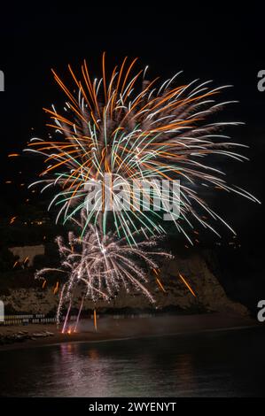Un feu d'artifice sur la plage de Beer, Devon, Angleterre, Royaume-Uni, fait partie de la Beer Regatta vue depuis Arrats Hill Banque D'Images