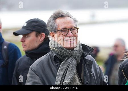 Vejle, Danemark. 06 avril 2024. Carsten Jensen, auteur, parle lors des funérailles du fjord de Vejle à Skyttehushaven à Vejle, Danemark, samedi 6 avril 2024. Crédit : Ritzau/Alamy Live News Banque D'Images