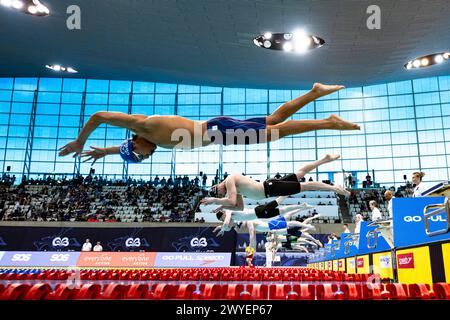 LONDRES, ROYAUME-UNI. 06 avril 2024. Une vue générale du 500m libre masculin, les compétiteurs plongent dans la piscine lors des Speedo Aquatics GB Swimming Championships 2024 - jour 5 au London Aquatics Centre le samedi 06 avril 2024. LONDRES ANGLETERRE. Crédit : Taka G Wu/Alamy Live News Banque D'Images