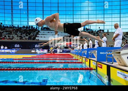 LONDRES, ROYAUME-UNI. 06 avril 2024. Une vue générale du 500m libre masculin, les compétiteurs plongent dans la piscine lors des Speedo Aquatics GB Swimming Championships 2024 - jour 5 au London Aquatics Centre le samedi 06 avril 2024. LONDRES ANGLETERRE. Crédit : Taka G Wu/Alamy Live News Banque D'Images