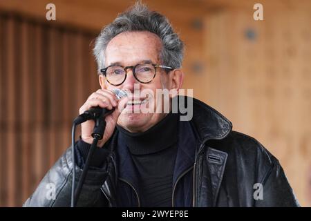 Vejle, Danemark. 06 avril 2024. Carsten Jensen, auteur, parle lors des funérailles du fjord de Vejle à Skyttehushaven à Vejle, Danemark, samedi 6 avril 2024. Crédit : Ritzau/Alamy Live News Banque D'Images