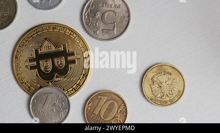 Concept de thème financier.pièce de bitcoin jaune, 1 et 5 pièces de rouble russes sur un fond gris clair, vue de dessus. Banque D'Images