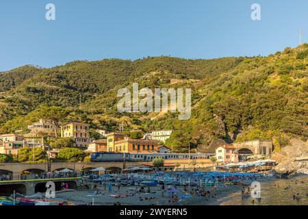 Monterosso, Italie - 31 juillet 2023 : magnifique village 'Monterosso al Mare' dans le célèbre parc national des Cinque Terre en Ligurie, Italie. Banque D'Images