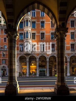 Gênes, Italie - 4 août 2023 : détail de l'arcade en style gothique dans la via XX Settembre, l'une des rues principales de Gênes, avec marbre noir et blanc Banque D'Images