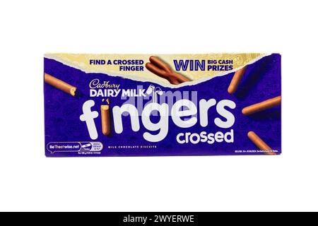 Cadbury Dairy Milk doigts croisés. Banque D'Images