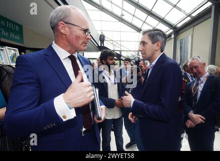 Simon Harris (à droite), le leader du Fine Gael, accompagné du ministre de l'entreprise Simon Coveney (à gauche), à son arrivée au 82e Fine Gael Ard Fheis à l'Université de Galway. Date de la photo : samedi 6 avril 2024. Banque D'Images