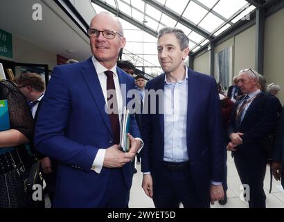 Simon Harris (à droite), le leader du Fine Gael, accompagné du ministre de l'entreprise Simon Coveney (à gauche), à son arrivée au 82e Fine Gael Ard Fheis à l'Université de Galway. Date de la photo : samedi 6 avril 2024. Banque D'Images